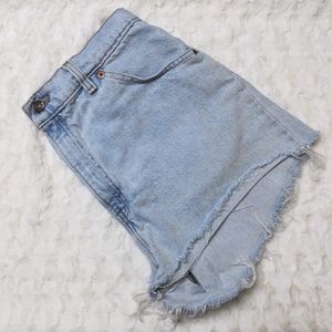 Vintage Levi Relaxed Fit Highwaist Denim Shorts
